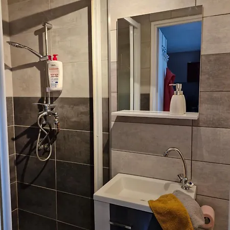 Joli Piece 15min A Pied Centre Depinal 4 Personnes Grace Au Canape Lit, Parking Prive Gratuit Et Parking Exterieur Gratuit Machine A Laver Tv Wifi Machine A Cafe Linge De Lit Et Serviettes Fournis Chantraine
