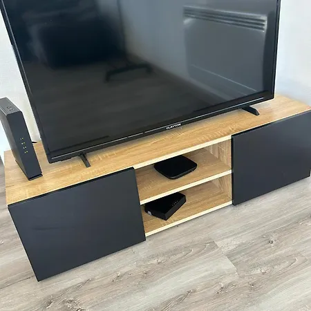 Joli Piece 15min A Pied Centre Depinal 4 Personnes Grace Au Canape Lit, Parking Prive Gratuit Et Parking Exterieur Gratuit Machine A Laver Tv Wifi Machine A Cafe Linge De Lit Et Serviettes Fournis