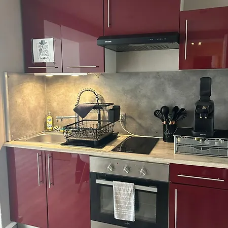 Joli Piece 15min A Pied Centre Depinal 4 Personnes Grace Au Canape Lit, Parking Prive Gratuit Et Parking Exterieur Gratuit Machine A Laver Tv Wifi Machine A Cafe Linge De Lit Et Serviettes Fournis Apartment