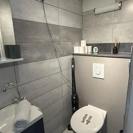 Joli Piece 15min A Pied Centre Depinal 4 Personnes Grace Au Canape Lit, Parking Prive Gratuit Et Parking Exterieur Gratuit Machine A Laver Tv Wifi Machine A Cafe Linge De Lit Et Serviettes Fournis Apartment *