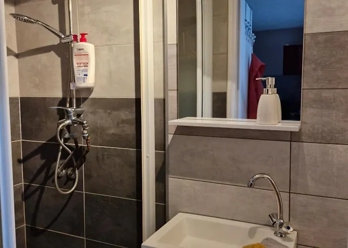 Joli Piece 15min A Pied Centre Depinal 4 Personnes Grace Au Canape Lit, Parking Prive Gratuit Et Parking Exterieur Gratuit Machine A Laver Tv Wifi Machine A Cafe Linge De Lit Et Serviettes Fournis Chantraine