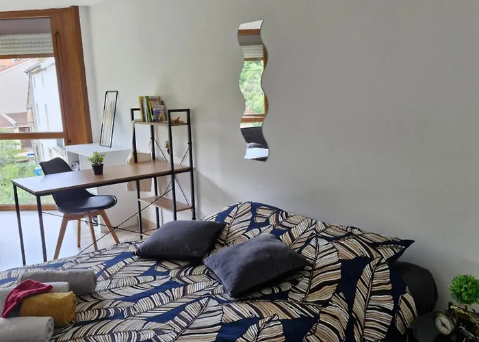 Joli Piece 15min A Pied Centre Depinal 4 Personnes Grace Au Canape Lit, Parking Prive Gratuit Et Parking Exterieur Gratuit Machine A Laver Tv Wifi Machine A Cafe Linge De Lit Et Serviettes Fournis